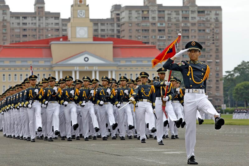 陸軍官校16日將舉辦黃埔軍校創校100週年慶祝活動，並於近日舉辦預演，圖為學生連踢正步。圖/中央社