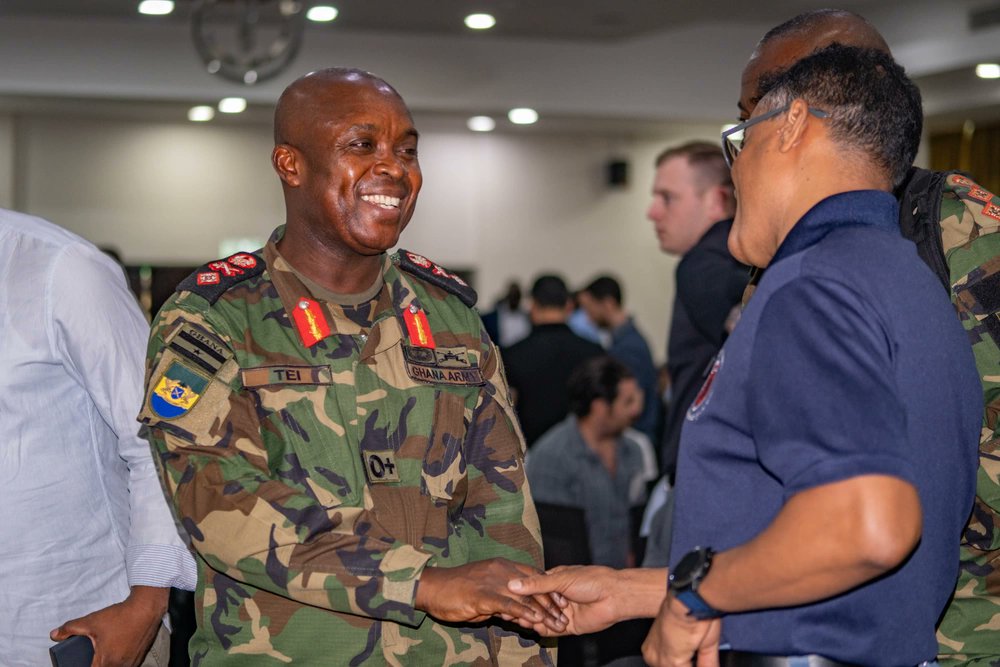 美國駐非洲最高司令蘭利 (左)上周與尼日軍政府會面後，軍政府決定要求美軍撤離尼日。圖/取自U.S. Africa Command (AFRICOM) X