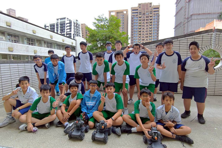 在新北市政府「AI素養教育三年計 畫」的影響下,新北市新莊國民中學 今年加入「AI科技大聯盟」,於校內 成立「科技領域」社團,導入相關程 式語言課程,圖為社團學員合影。 圖/台灣校園人工智慧教育協會提供