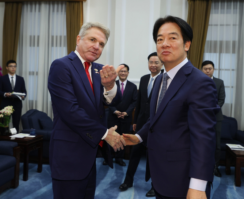 總統賴清德（前右）27日在總統府接見美國聯邦眾議院外交委員會主席麥考爾（Michael McCaul）（前左），就雙方共同關注之議題交換意見。圖/中央社