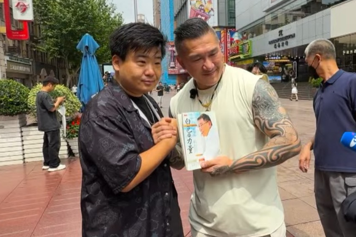 大陸「柯粉」熱情拿著柯文哲的書籍求館長簽名，引起網友熱議。圖/取自館長直播