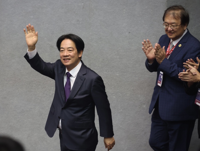 賴清德總統宣布針對國會職權修法聲請釋憲及暫時處分，引發國民黨立委賴士葆批評為「賴皇帝」，行政院長卓榮泰回嗆，絕不接受皇帝的指控。圖/中央社