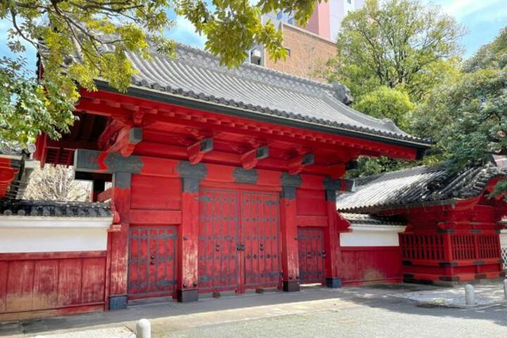 日本東京大學表示，考慮臨時接收哈佛大學國際學生，協助他們維持學業進度。圖為東京大學赤門，取自のび輔《推特》