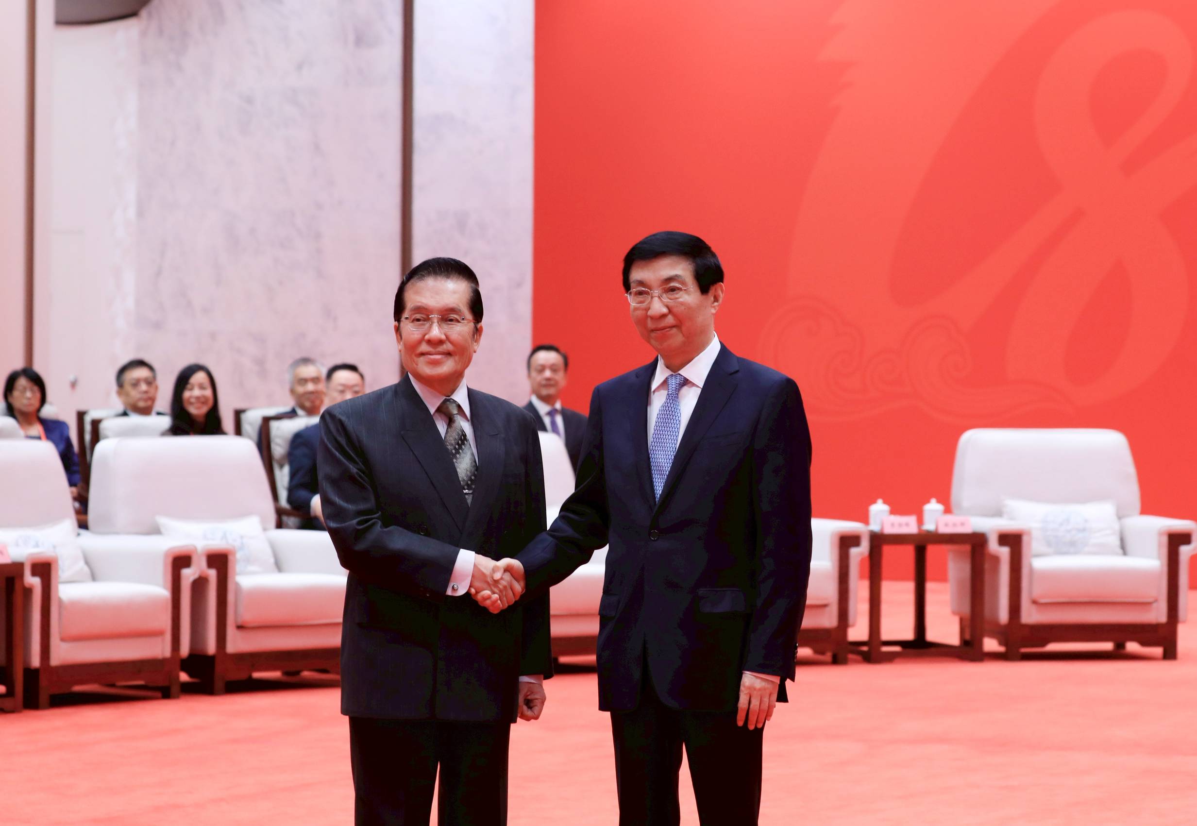 國民黨副主席張榮恭(左)13日上午在廈門海峽論壇開幕前會見大陸全國政協主席王滬寧(右)。圖/國民黨提供