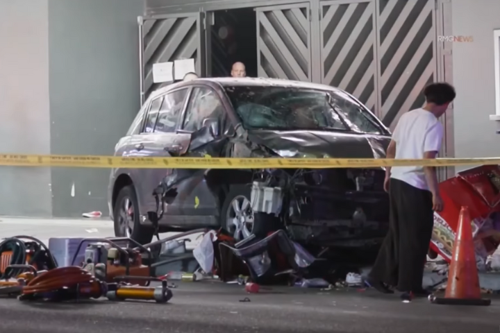 肇事車先撞上一處玉米餅攤，衝過代客泊車站，再撞進等候入場的排隊人群中。圖/翻攝自KARE 11 YouTube頻道
