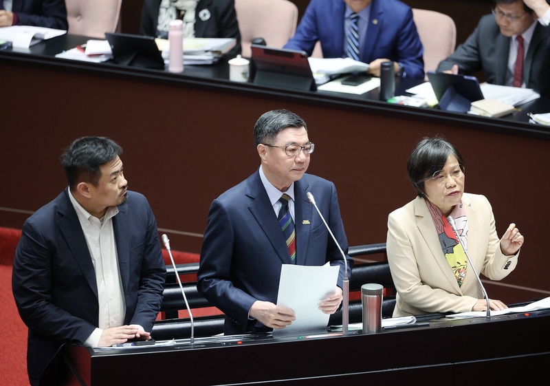 內政部長劉世芳（右）表示將修訂《政治獻金法》，未來罷免案領銜人及被罷免人將可接受政治獻金。圖為劉世芳25日與行政院長卓榮泰（中）、勞動部長洪申翰（左）一同列席立法院會備詢。圖／中央社