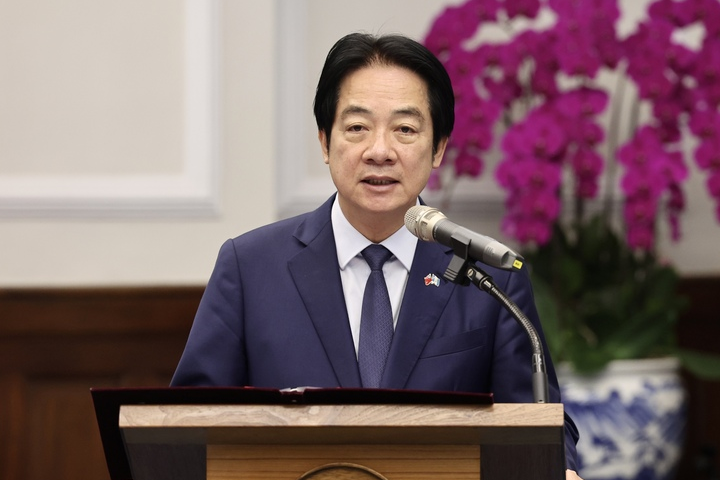 民主進步黨8日召開中常會，身兼黨主席的總統賴清德在會中針對媒體人矢板明夫日前在台中遭陸籍港人持刀攻擊事件發表嚴正譴責。圖/中央社