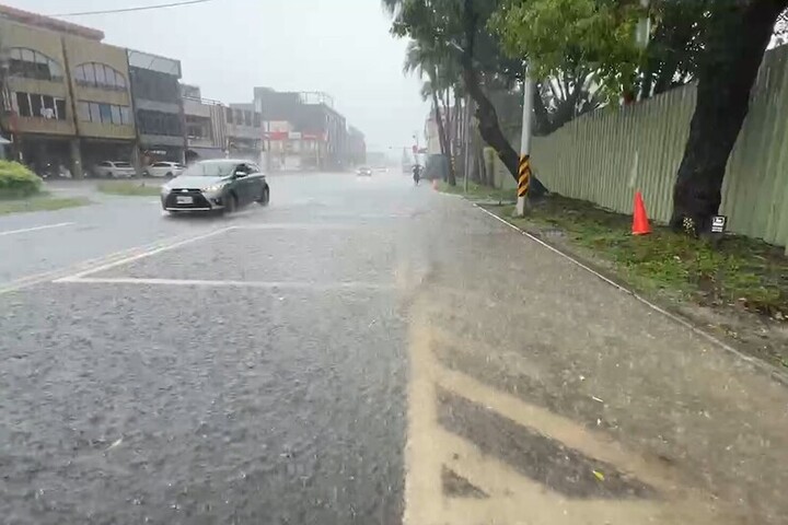 受到東北季風影響，宜蘭縣羅東鎮部分道路12日上午雨勢不斷，一度積水，影響通行。圖/取自中央社