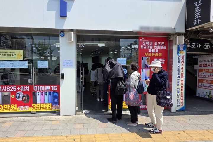 民眾前往門市更換SIM卡，卻因庫存不足無法完成。圖/取自서드《推特》