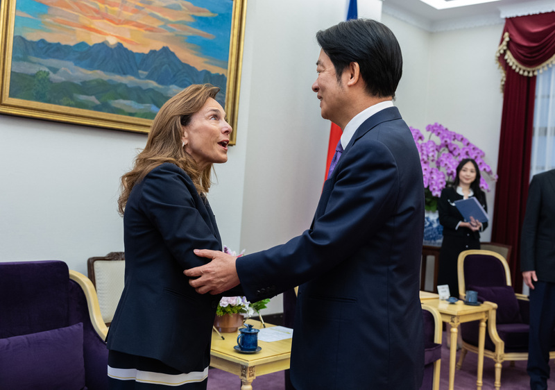 副總統賴清德（右）23日在總統府接見美國聯邦眾議院跨黨派議員訪問團，與共和黨黨團會議祕書長麥珂蓮（左）握手問候致意。圖/中央社