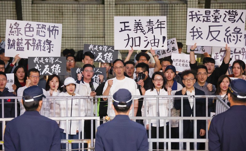 台北地檢署偵辦罷綠團體涉不實連署案，檢察官訊後，18日清晨近5時向法院聲請羈押禁見黃呂錦茹等4人，在北檢外集結的國民黨主席朱立倫（後中）與黨籍立委、台北市議員等人在外呼喊口號表達立場。圖/中央社