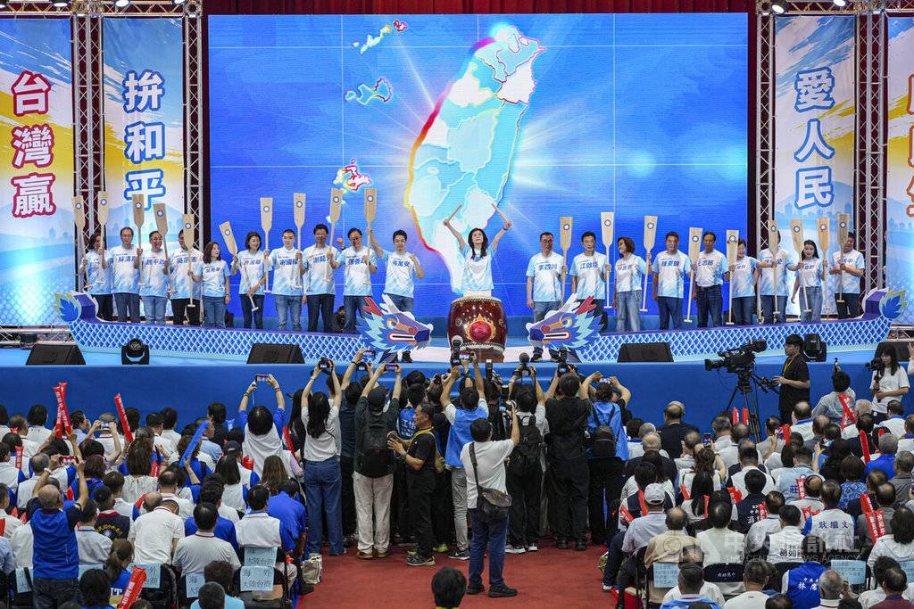 國民黨主席鄭麗文擊響戰鼓，19位由國民黨提名或支持的縣市長參選人手持船槳，象徵「同舟共濟、划向勝利」。（圖／中央社記者鄭清元攝）