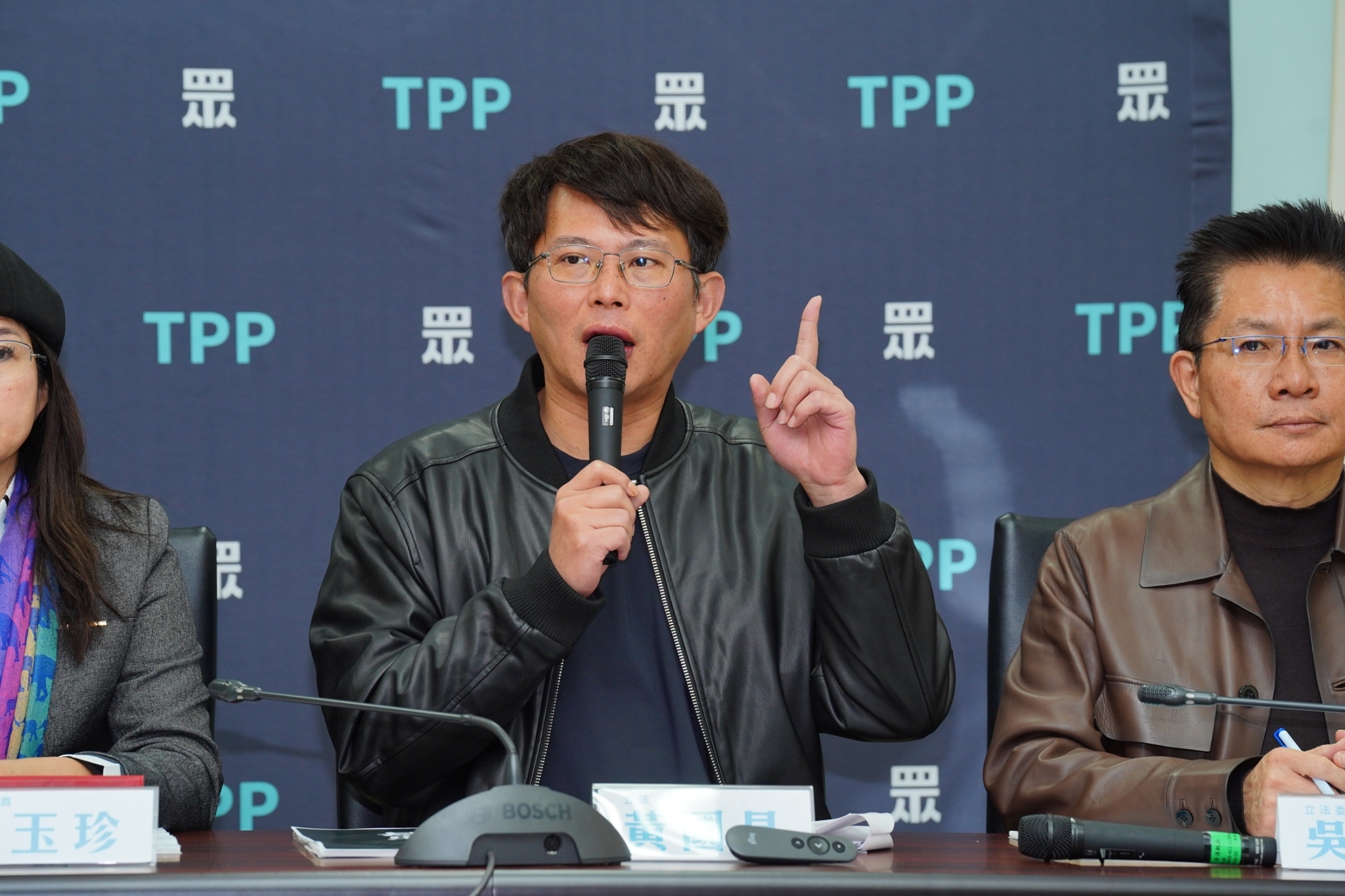 民眾黨團總召黃國昌(中)17日說明黨團對於公平交易委員會人事同意權的決定。圖/民眾黨團提供