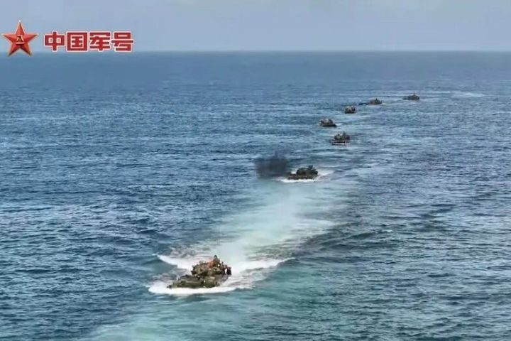 解放軍05式兩棲戰車現身台東外海　泛水訓練觸動東岸防線敏感神經
