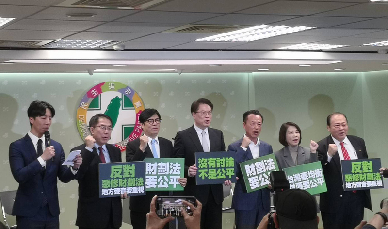 立法院通過《財劃法》修正案,引起執政黨不滿舉牌痛批修法不公。圖/中央社