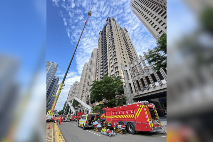 新竹東區豪宅「晴空匯」26日發生重大火警，造成上百人受困屋內無法自行逃脫。圖/中央社