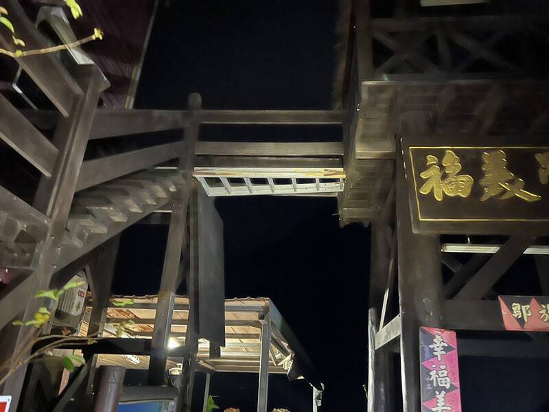 嘉義縣阿里山鄉山美村福美吊橋旁涼亭一處3公尺高棧道，13日下午發生斷裂意外造成1死4傷的悲劇。圖/中央社
