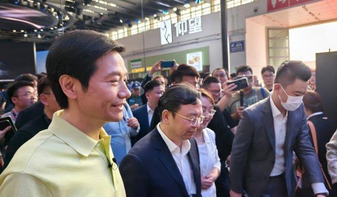 北京車展25日開幕，展期3天，小米雷軍（左）因推出首款電動車SU7成車展關注對象，據稱他在車展中走了5萬步。圖／取自微博科技密碼