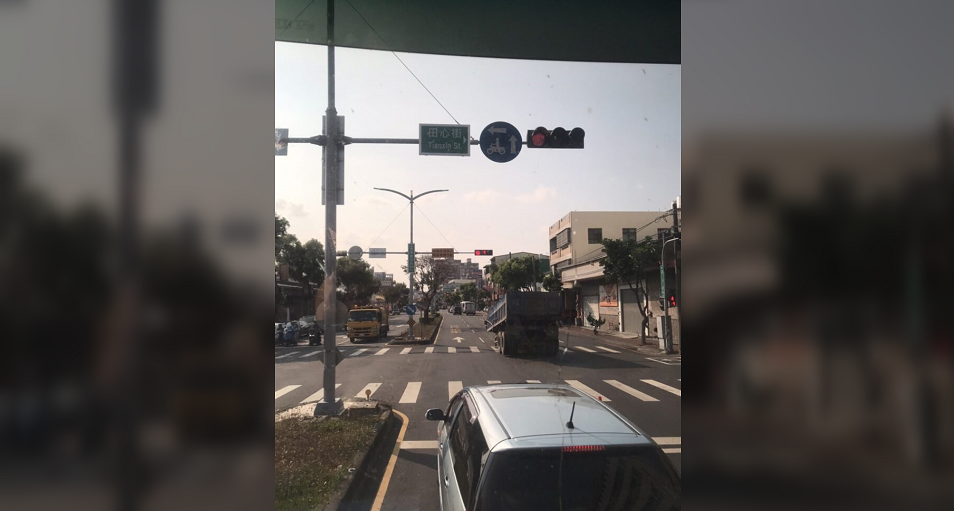 斷頭的砂石車車斗橫在馬路中央，引人注目。圖/取自記者爆料網