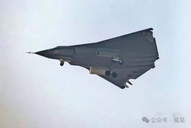 殲-36設計有3台發動機，軍事專家認為殲-36戰鬥機的航程可能達到3000公里作戰半徑。圖/取自銘見微信公眾號