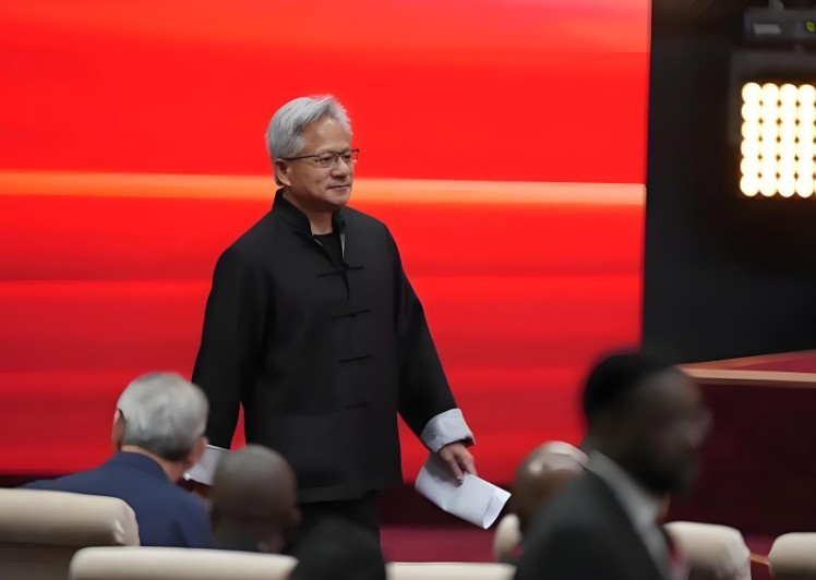 黃仁勳批美反中鷹派不愛國　班農等保守派反嗆：中共代理人