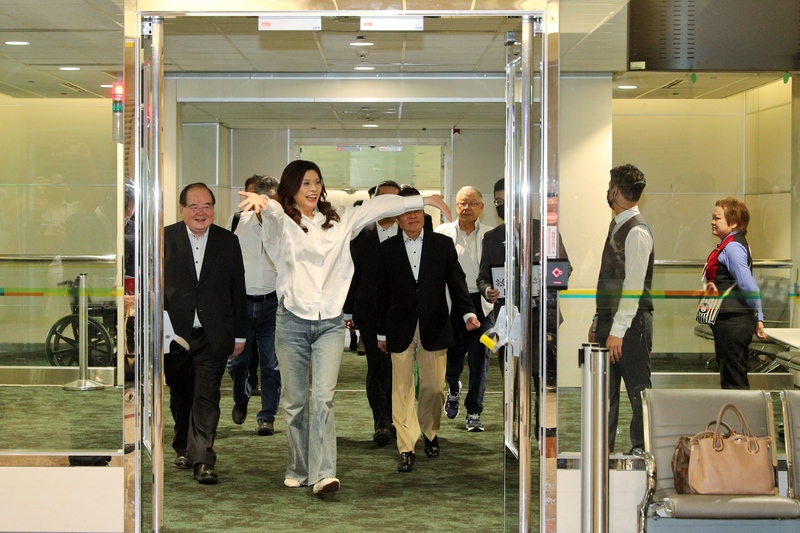 國民黨主席鄭麗文（左2）12日下午結束大陸訪問行程返抵台灣，她說，中共中央台辦宣布10項惠台利多政策，已指示副主席盡快針對此事組成工作小組，完成接下來落實的工作。圖/中央社