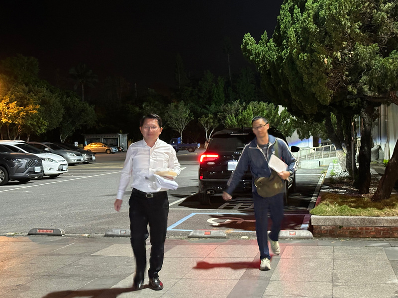 花蓮地檢署針對茶水表案向法院聲押花蓮民政處長明良臻（左）。圖/中央社