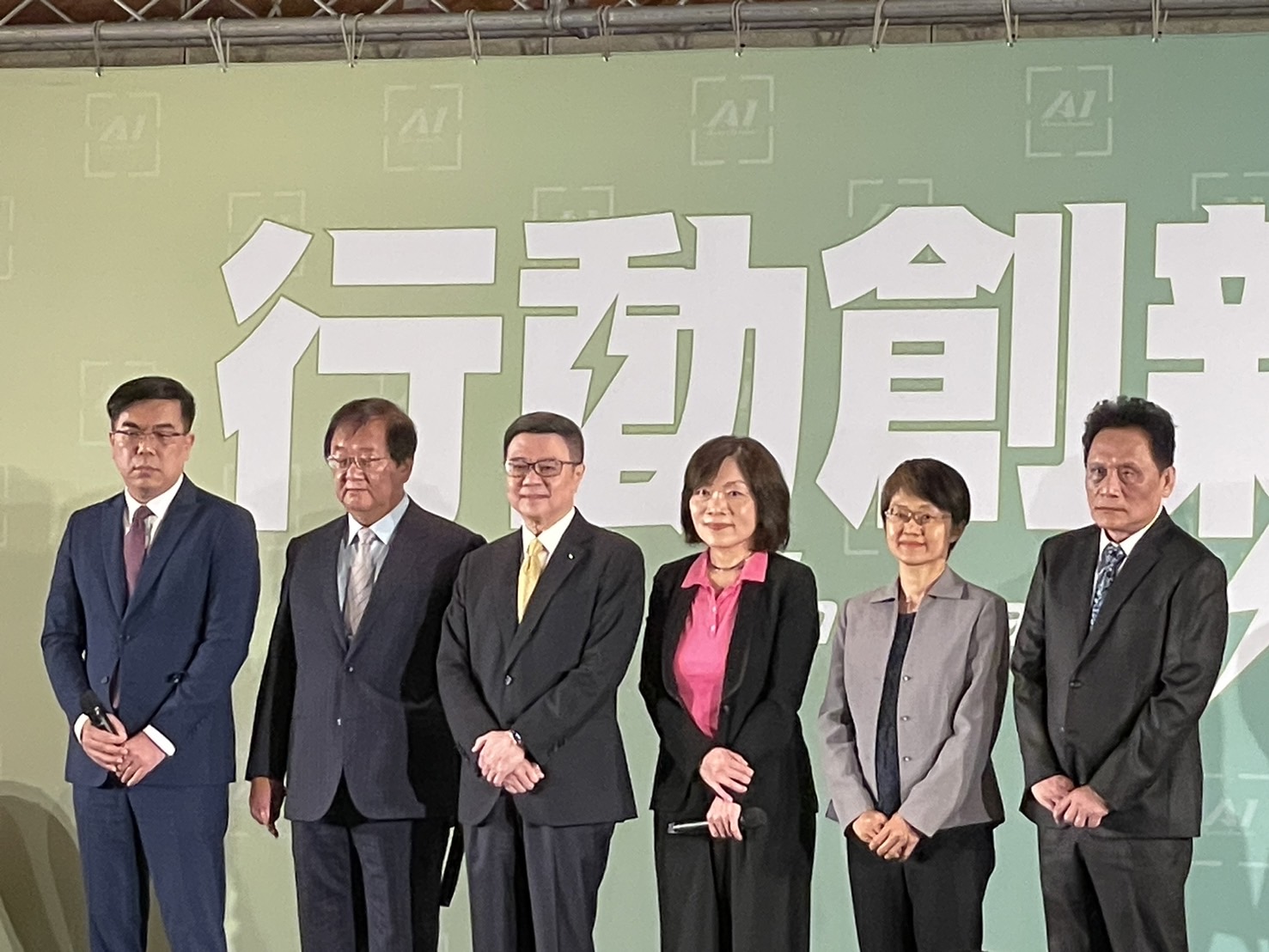 準行政院長卓榮泰（左3）19日宣布520後第4波內閣人事，與新任環境部長彭啟明（左）、衛福部長邱泰源（左2）、勞動部長何佩珊（右3）、客委會主委古秀妃（右2）及原民會主委曾智勇（右）合影。圖/林睿康攝