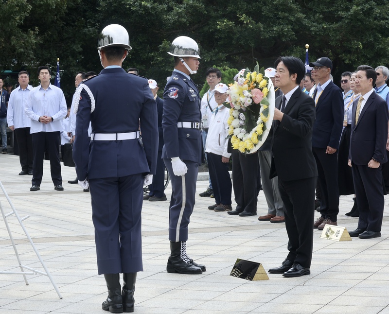 總統賴清德（前右）25日上午前往金門太武山公墓，主持「古寧頭戰役75週年追思祭悼典禮」，向參戰官兵獻花致意。圖／ 中央社