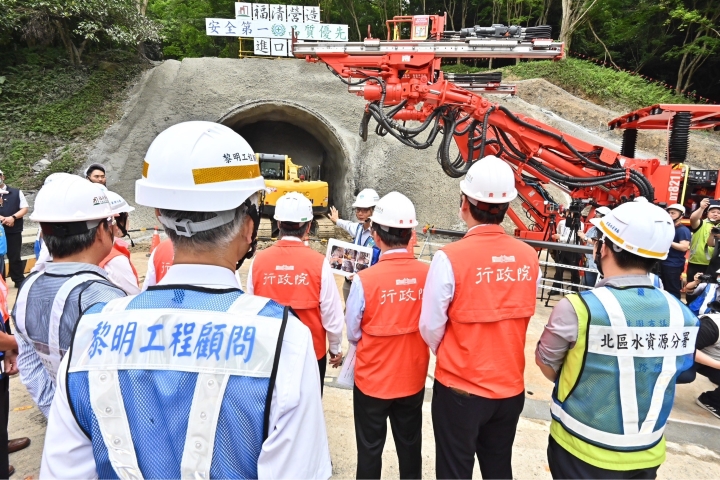 行政院長陳建仁視察「石門水庫至新竹聯通管工程計畫－隧道銜接段工程施工」。圖/取自行政院