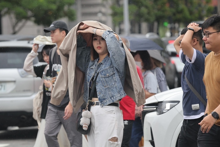 水氣稍增雙北防高溫　楊柳颱風持續西進周二恐海陸警齊發