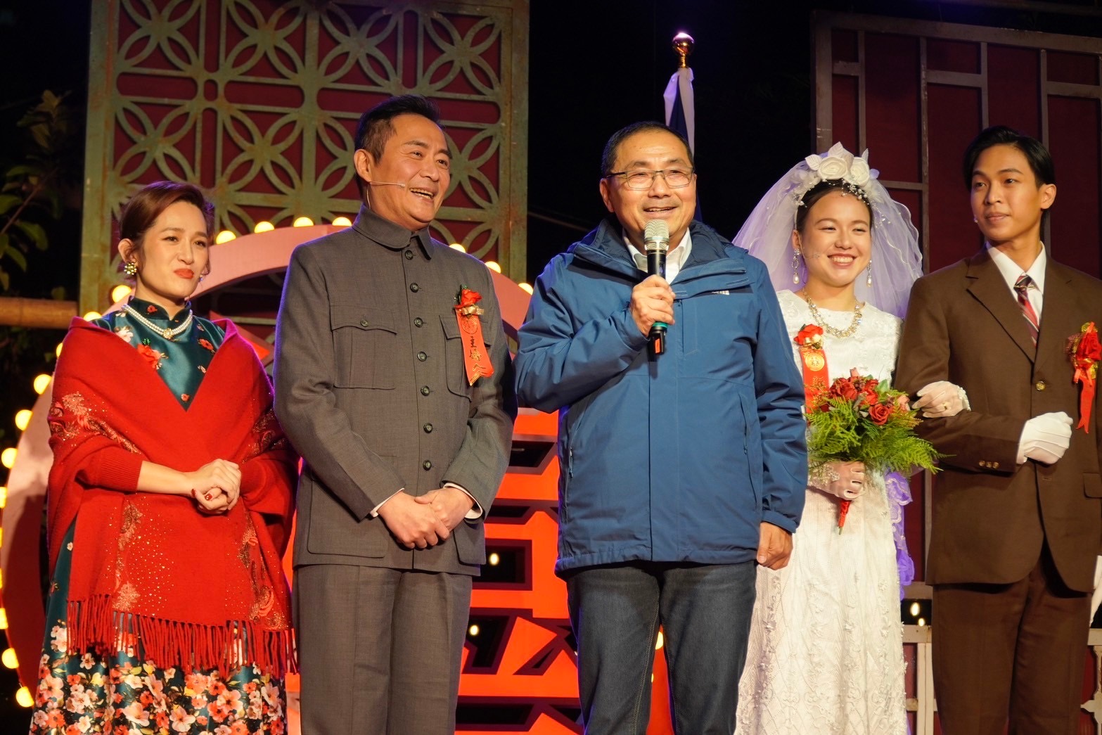 侯友宜觀賞《一村喜事》，被請上台擔任婚禮證婚人。圖/金星文創提供