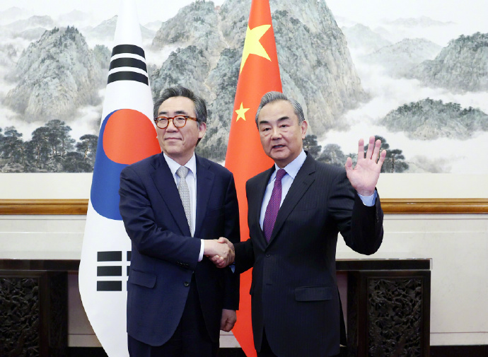 韓國外交部長趙兌烈（左）13至14日訪問北京，與大陸外交部長王毅舉行雙邊會談，為「中日韓峰會」進行最後的協調。圖取自大陸外交部微博