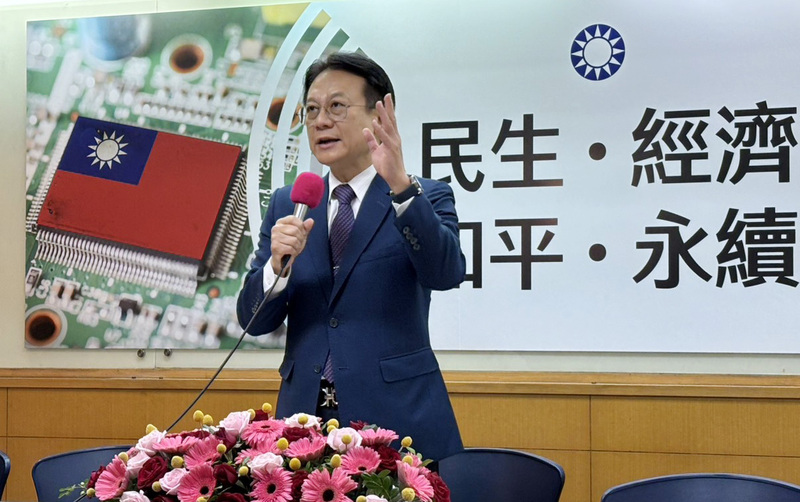 前彰化縣長卓伯源16日舉行記者會，宣布將參選國民黨主席，強調若當選將成為造王者，在2028年完成政黨輪替。圖/中央社
