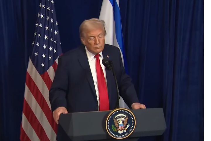 美國總統川普第一時間答覆軍演問題時,先沉思了一下,再開口說「不擔憂」。圖/取自DRM News YT頻道