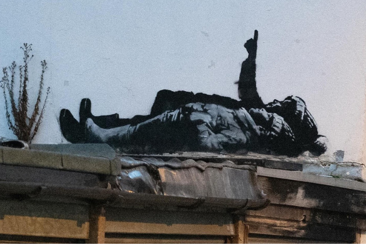 班克西新壁畫聖誕前夕現身倫敦　兩童仰望天際暗藏「無家可歸」議題