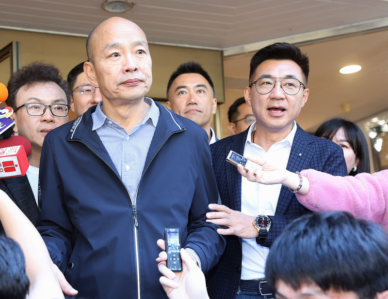 韓國瑜（左）宣布與江啟臣（右）搭檔參選立法院正副院長，二人將會雙近雙出。圖/中央社