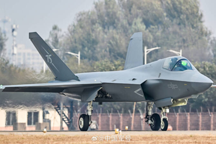 2024年11月12日珠海航展開幕，大陸空軍當時首次展出「中型匿蹤多用途戰鬥機殲-35A」。圖/取自中國軍號微博