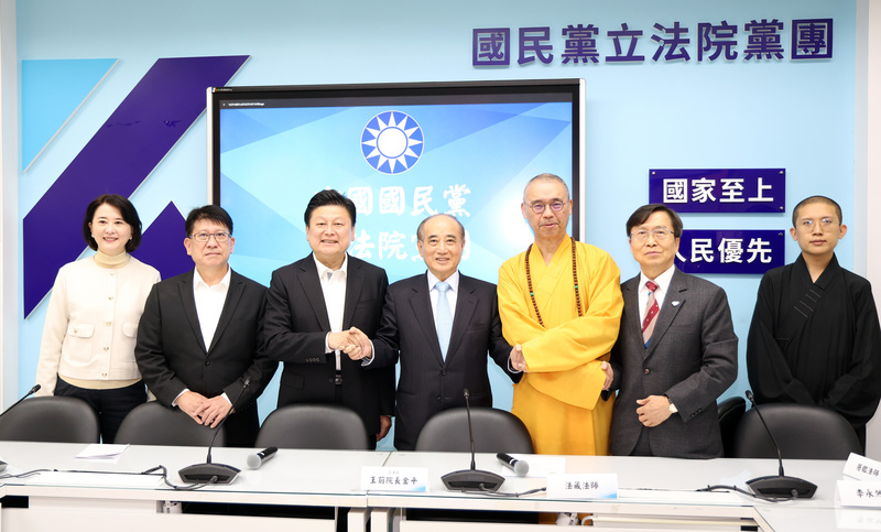 前立法院長王金平（中）11日前往立法院拜會國民黨立法院黨團獲接見，席間發表對雙城論壇看法。圖／中央社