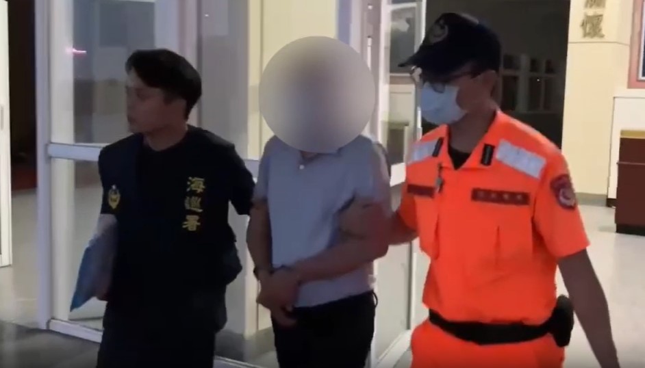 陸男駕艇直衝淡水河口遭海巡人員逮捕，國民黨：民進黨只會「口頭抗中」不知「如何保台」。圖/取自海巡署