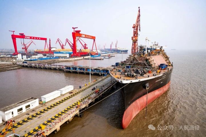 上海長興島,中船集團滬東中華造船的碼頭,多艘LNG運輸船同時進行裝配工程。圖/取自《人民畫報》