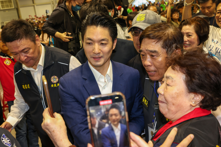 蔣萬安比預定時間晚到活動現場近半小時，鄭麗文已提前離場，兩人最終錯開未同框。圖/中央社