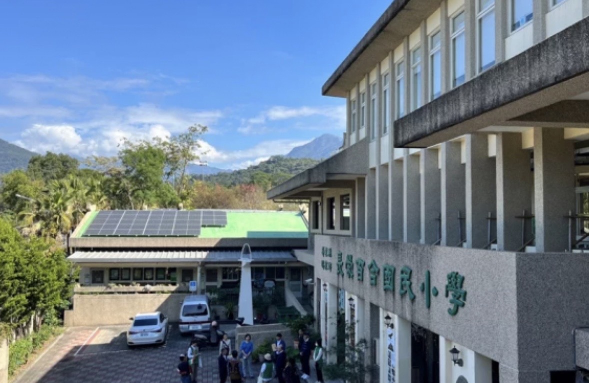 游智彬指出，當前台灣的太陽能發電廠址不斷占領農地和山坡地，就連屏東縣瑪家鄉的國小內都有太陽能板。 圖/取自綠能專案推動辦公室