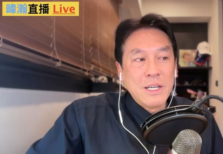 郭正亮更以民進黨前輩的身分痛斥:「你有必要這樣作賤自己嗎?我在民進黨太久了,我知道深綠獨派要的是什麼人,絕不是你這種人,真是可悲!」資深媒體人黃暐瀚於網路直播節目中針砭時事。圖/翻攝自黃暐瀚直播YouTube