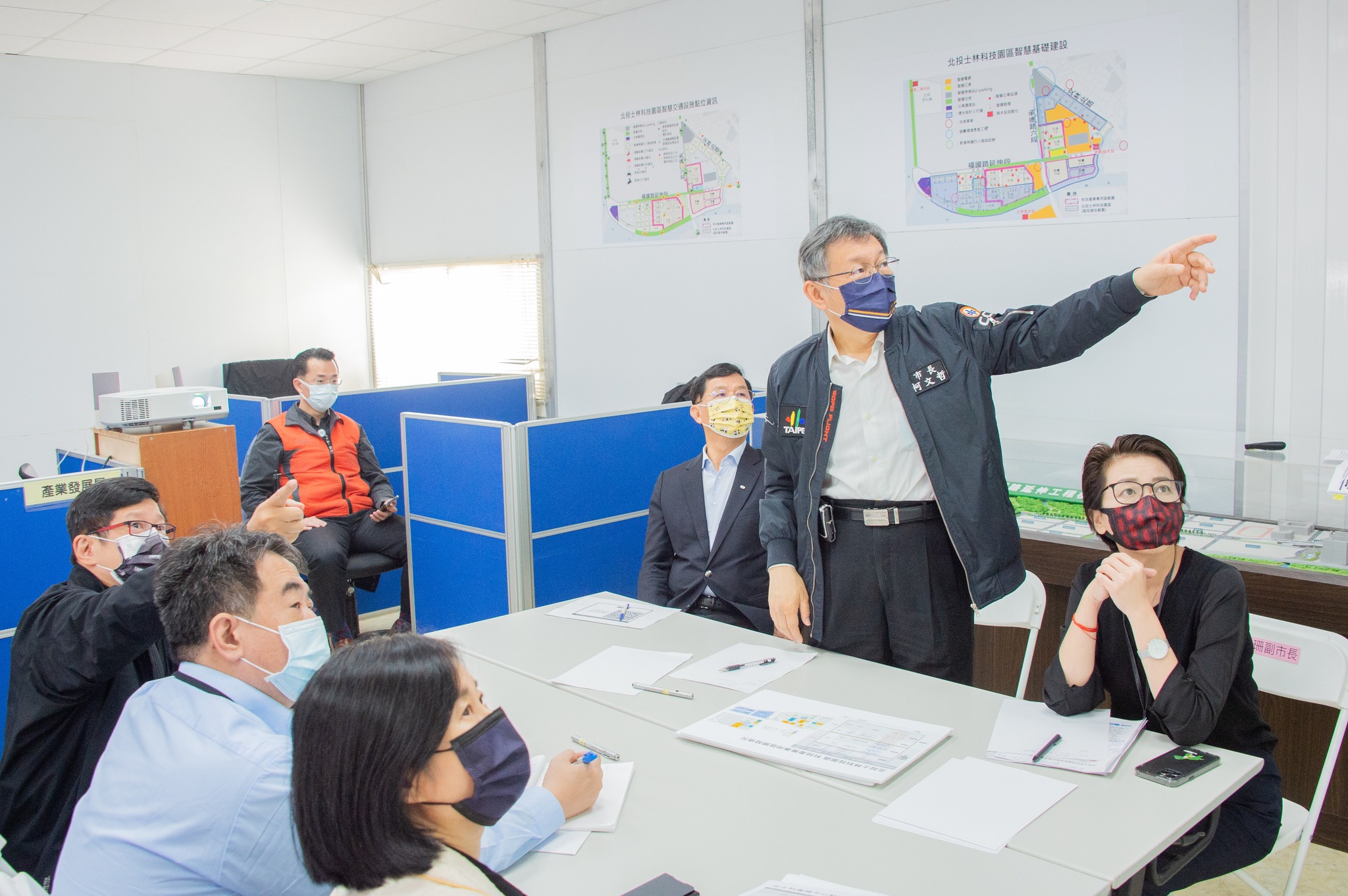 照片是在2022年，前台北市長柯文哲（中）帶著時任台北市副市長彭振聲（右三）、黃珊珊（右一）到北士科工地視察。圖/取自陳智菡臉書