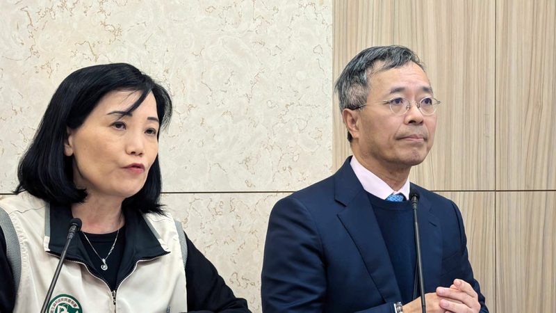 衛福部疾管署發言人曾淑慧（左）7日表示，麻疹中部醫院群聚新增2例，為30多歲與40多歲男性。圖/中央社