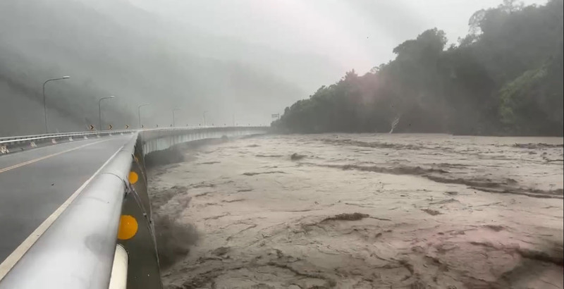 受颱風凱米影響，高雄市荖濃溪水位持續上漲，上午7時起對台20線90K+700撒拉阿塢橋實施預警性封閉。圖／中央社