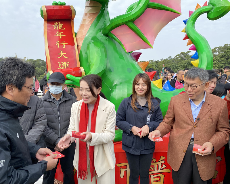 民眾黨主席柯文哲（前右1）10日到新竹市普天宮發放發財金。圖/中央社