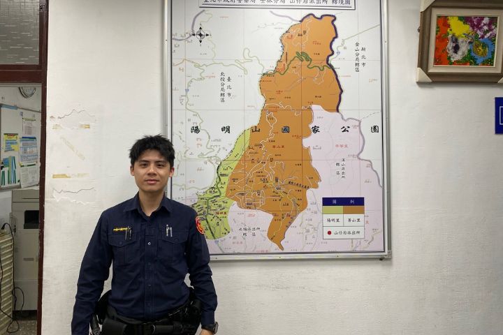 警員蔡智豪冒著風雨展開搜索,成功協助迷途的英籍女子與友人脫困。圖/士林分局提供