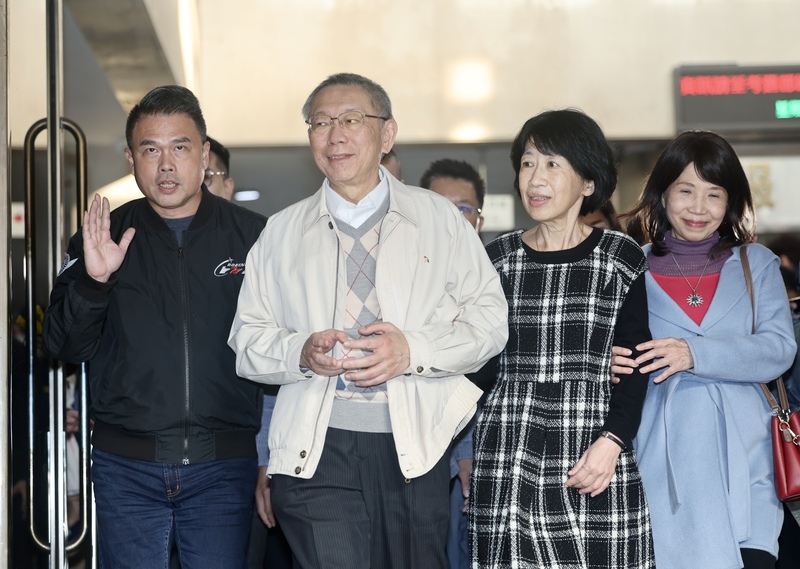 【柯文哲起訴】湊足4000萬二度保釋　柯文哲再趕赴醫院探望父親